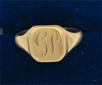 A 9ct yellow gold signet ring (5.7g)