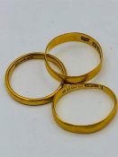 Three 22ct yellow gold wedding rings (7.4g)