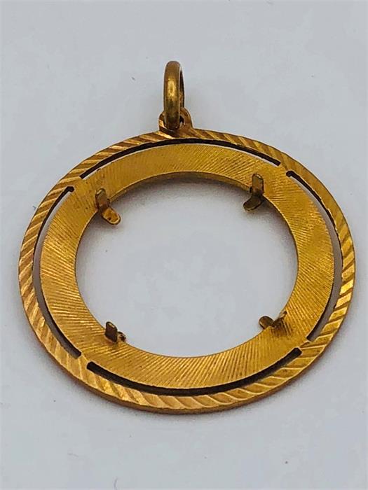 A 9ct gold circular pendant (5.2g)