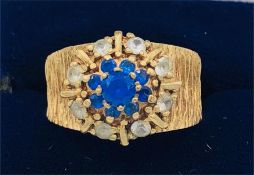 A fashion ring with bark textured 9ct gold (6.3g)