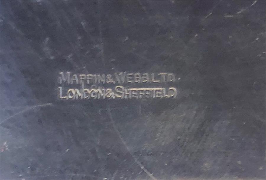 A silver platter by Mappin and Webb (940g) - Image 4 of 4