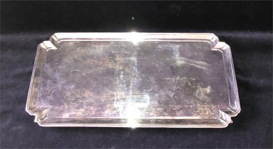 A silver platter by Mappin and Webb (940g)