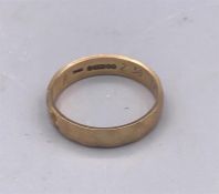 A 9ct yellow gold wedding band (2.8g)