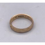 A 9ct yellow gold wedding band (2.8g)