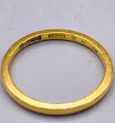 A 22ct yellow gold wedding band (2.9g)