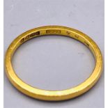 A 22ct yellow gold wedding band (2.9g)