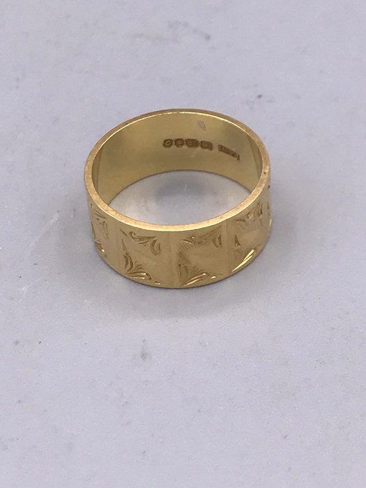 An 18ct yellow gold wedding band style ring (5.2g) - Image 2 of 2