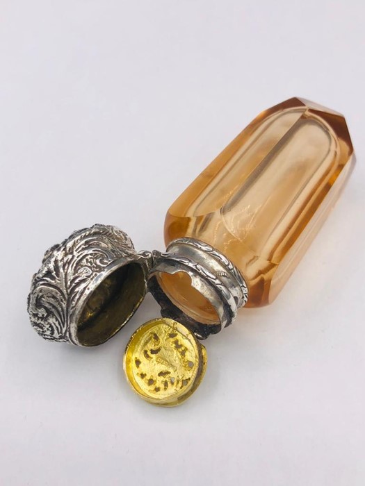 A silver glass perfume bottle with Vinaigrette style lid - Image 3 of 3
