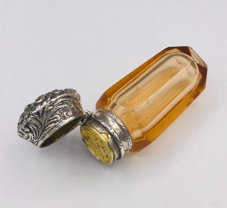 A silver glass perfume bottle with Vinaigrette style lid - Image 2 of 3