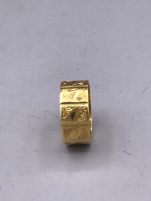 An 18ct yellow gold wedding band style ring (5.2g)