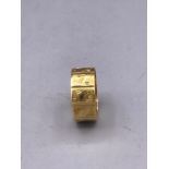 An 18ct yellow gold wedding band style ring (5.2g)