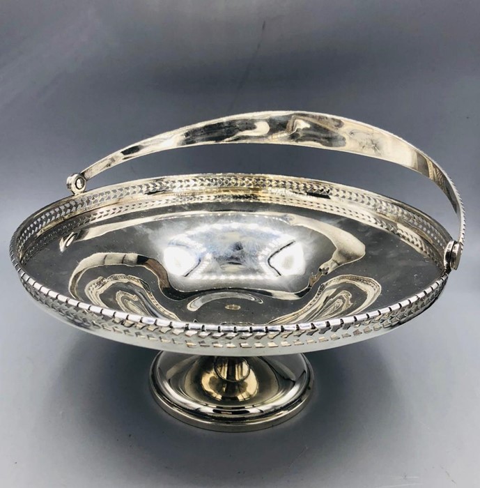 A hallmarked silver cake stand, Birmigham 1946-47.