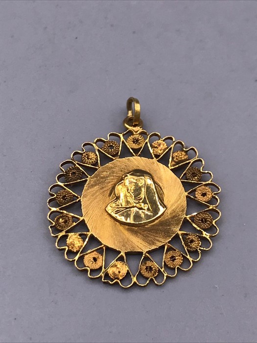 An 18ct gold pendant of Our Lady. (3g)