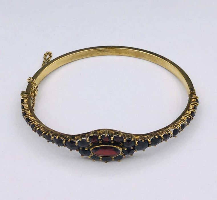 A Vintage Garnet and 9ct gold bracelet. - Bild 2 aus 6