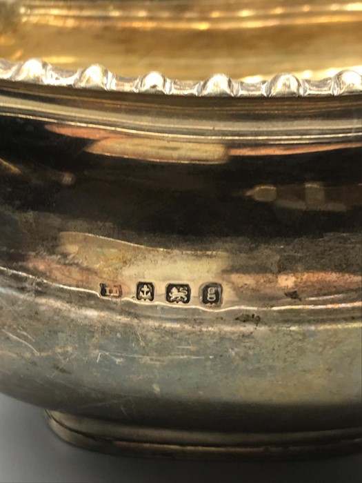 A Hallmarked silver tea set, with tea pot, milk jug and sugar bowl. AF - Image 6 of 7