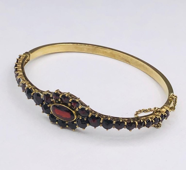 A Vintage Garnet and 9ct gold bracelet.