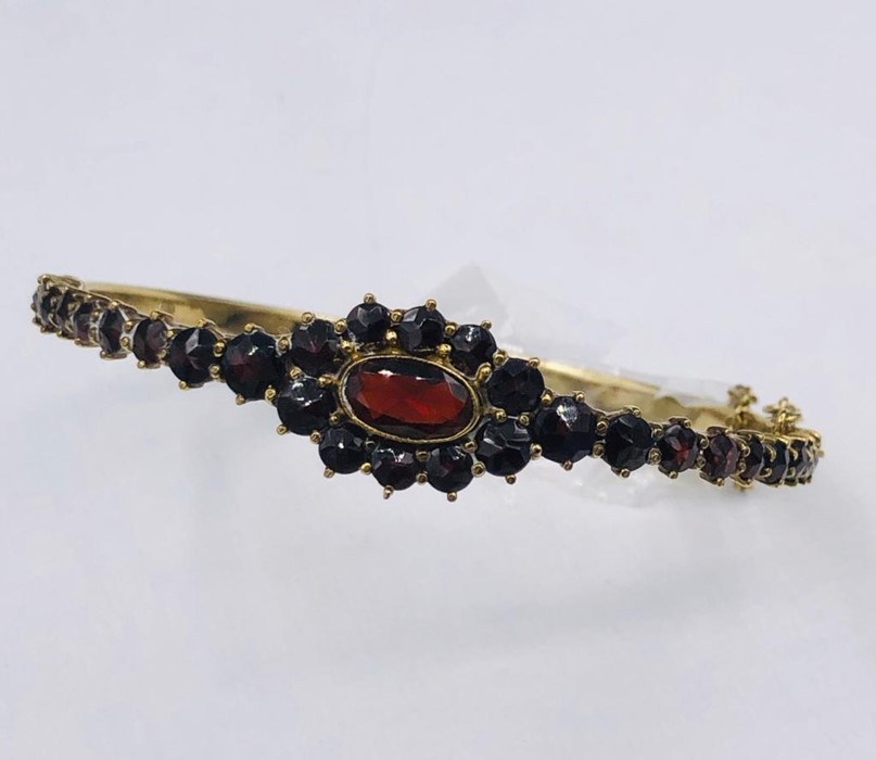 A Vintage Garnet and 9ct gold bracelet. - Bild 4 aus 6
