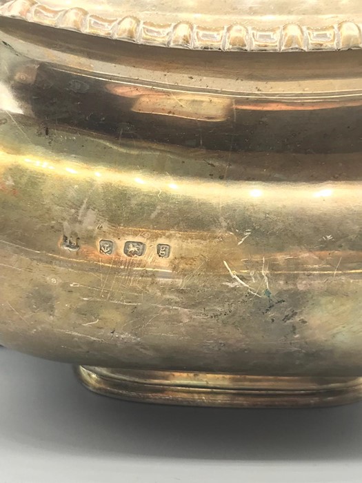 A Hallmarked silver tea set, with tea pot, milk jug and sugar bowl. AF - Image 4 of 7