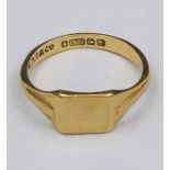 A 9ct yellow gold signet ring (2.76g)