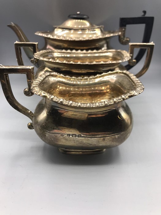 A Hallmarked silver tea set, with tea pot, milk jug and sugar bowl. AF - Image 2 of 7