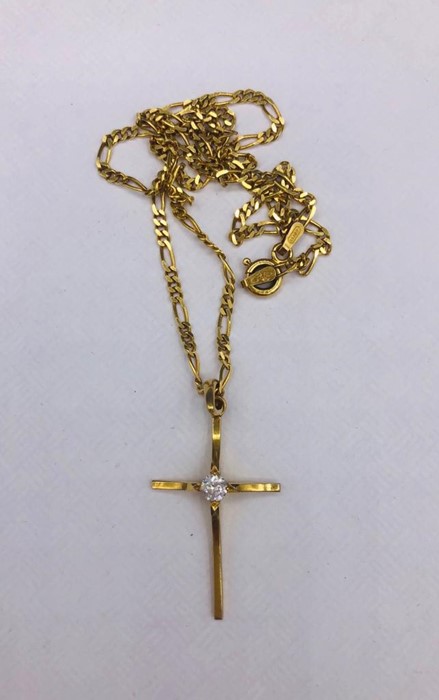 An Asian gold cross and chain with a central diamond set into the cross. The fastner on the chain - Bild 2 aus 3