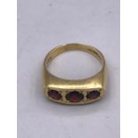A 9ct gold three stone ring (4.81g)