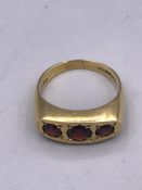 A 9ct gold three stone ring (4.81g)