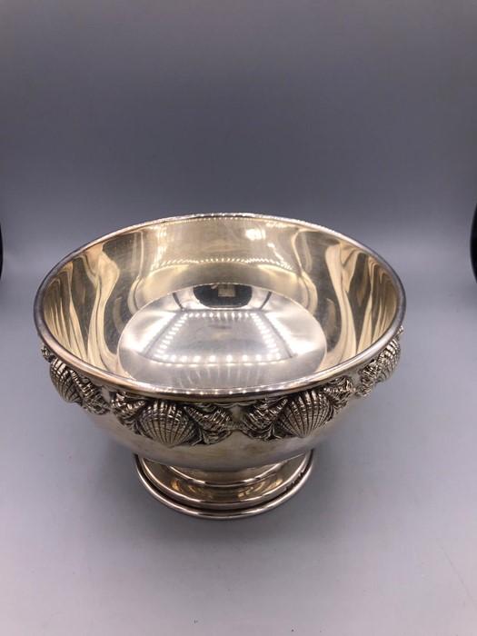 A silver bowl with shell design to the rim. - Image 3 of 5