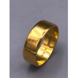 A 22ct yellow gold ring (4.7g)
