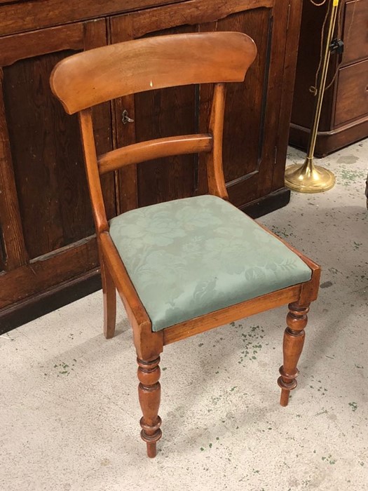 A Chair with a green seat (AF)