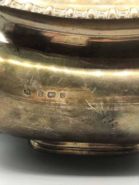 A Hallmarked silver tea set, with tea pot, milk jug and sugar bowl. AF - Image 7 of 7