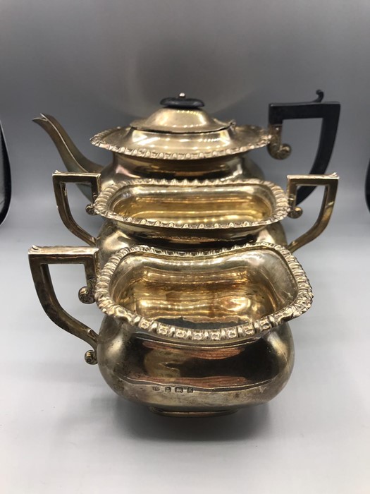 A Hallmarked silver tea set, with tea pot, milk jug and sugar bowl. AF - Image 3 of 7