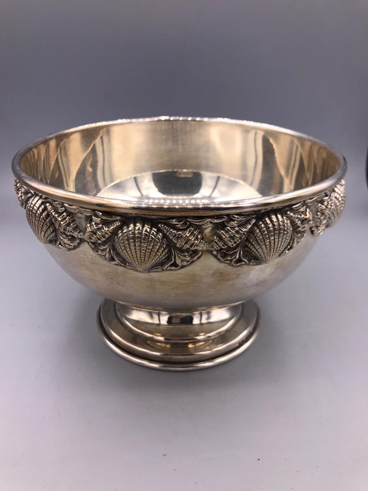 A silver bowl with shell design to the rim. - Image 2 of 5