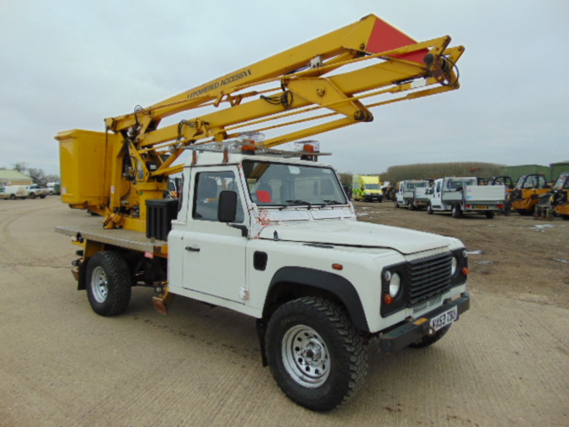 Land Rover Defender 130 TD5 Cherry Picker / Access Lift - Bild 4 aus 22