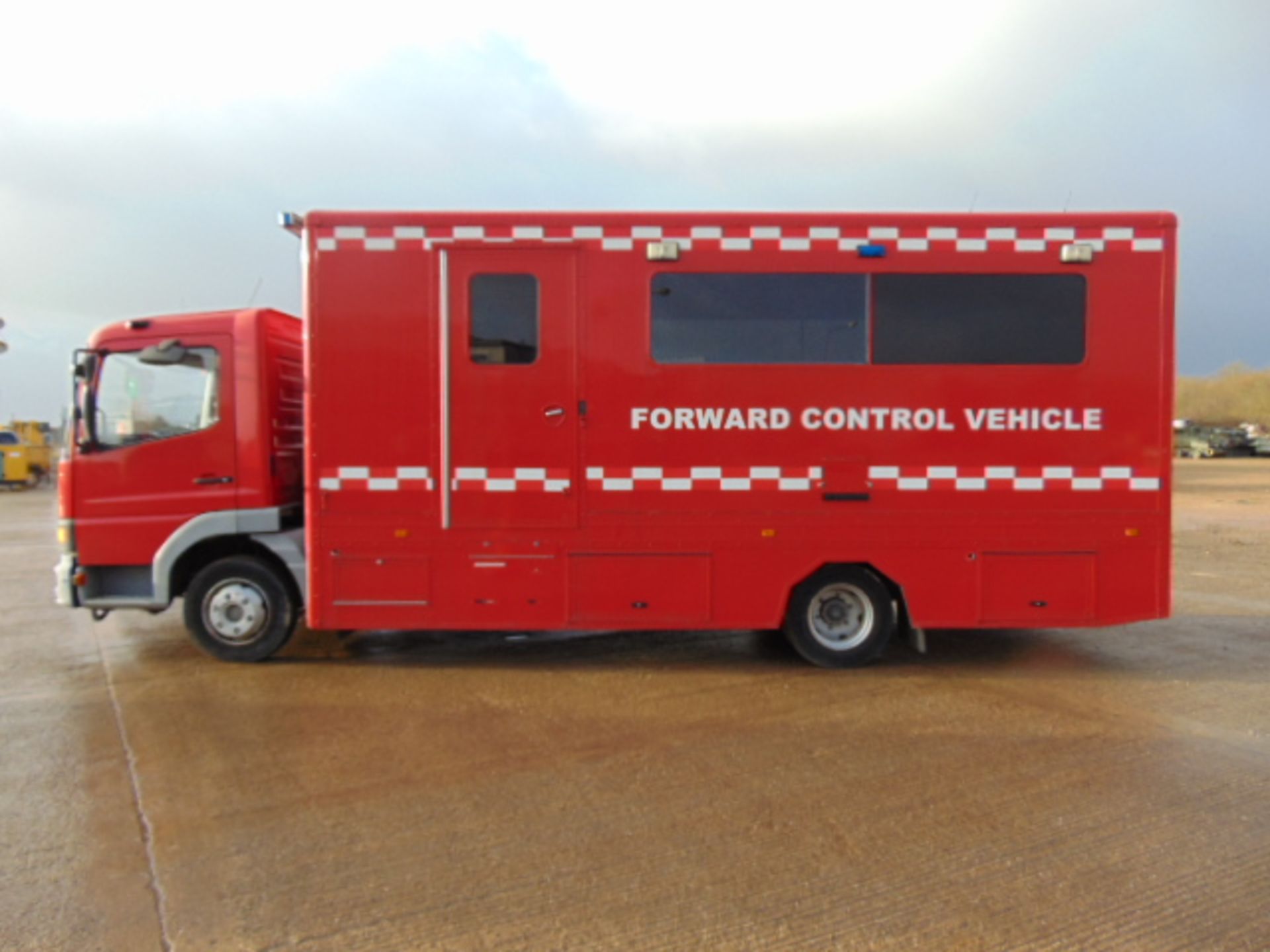 2003 Mercedes 815 4x2 Forward Control Vehicle - Image 4 of 24