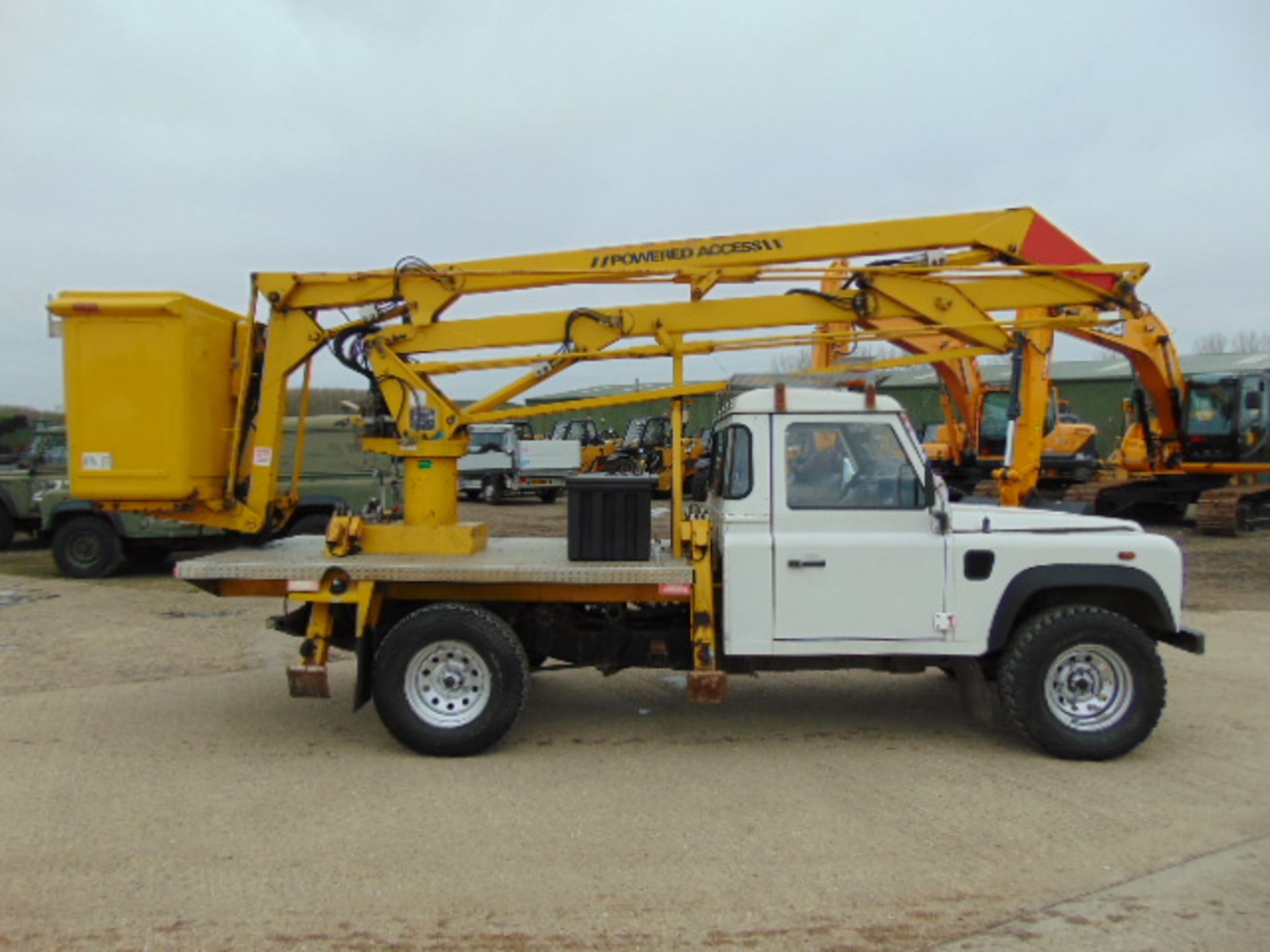 Land Rover Defender 130 TD5 Cherry Picker / Access Lift - Bild 8 aus 22