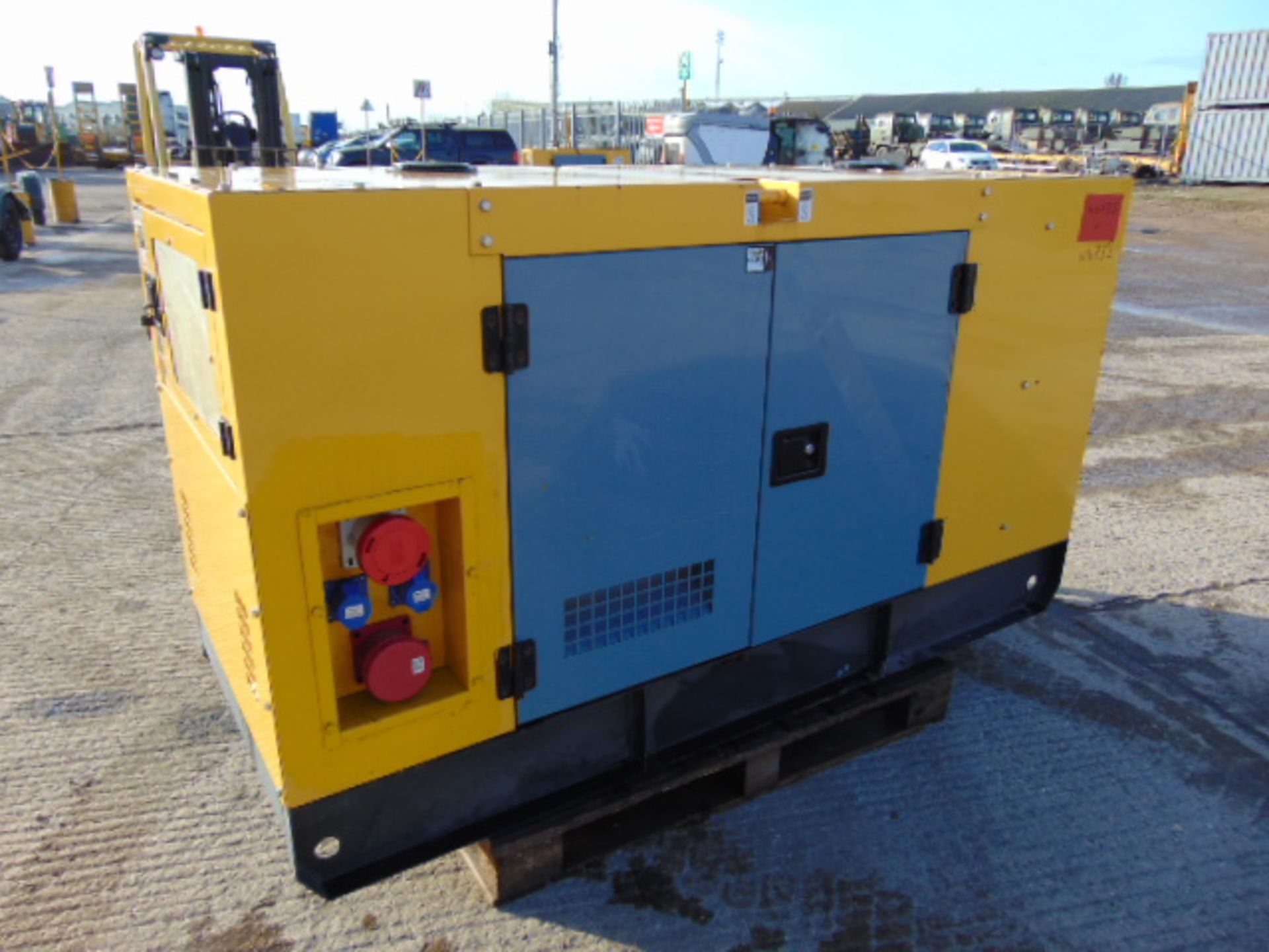 UNISSUED WITH TEST HOURS ONLY 40 KVA 3 Phase Silent Diesel Generator Set - Bild 4 aus 12