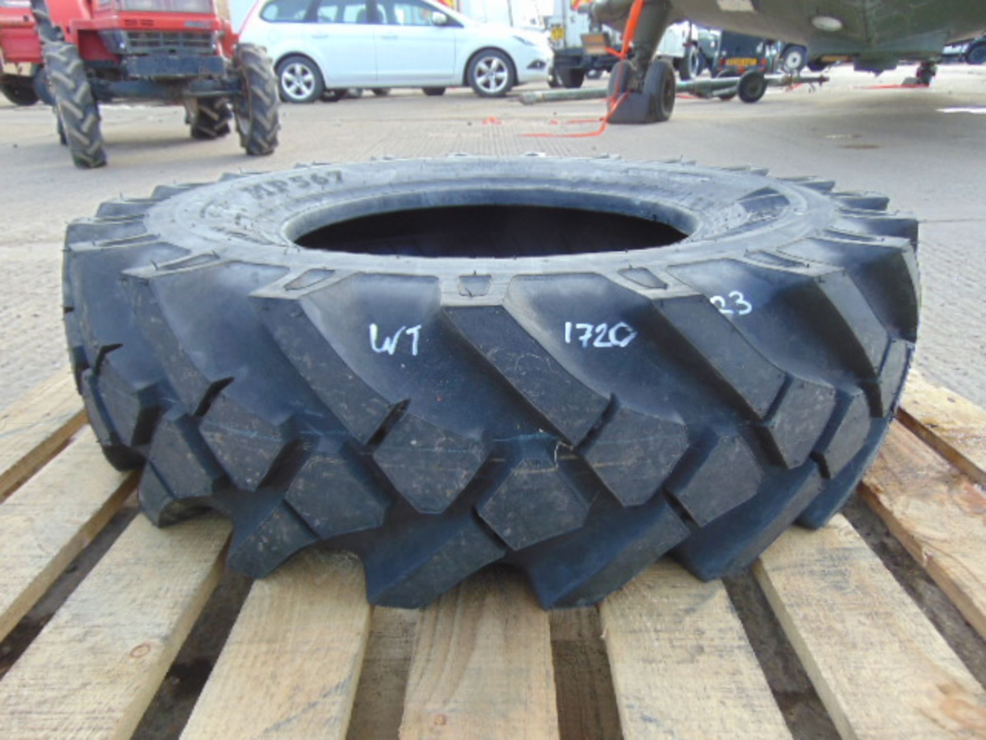 1 x BKT MP567 10.5/18 MPT Tyre - Image 2 of 6