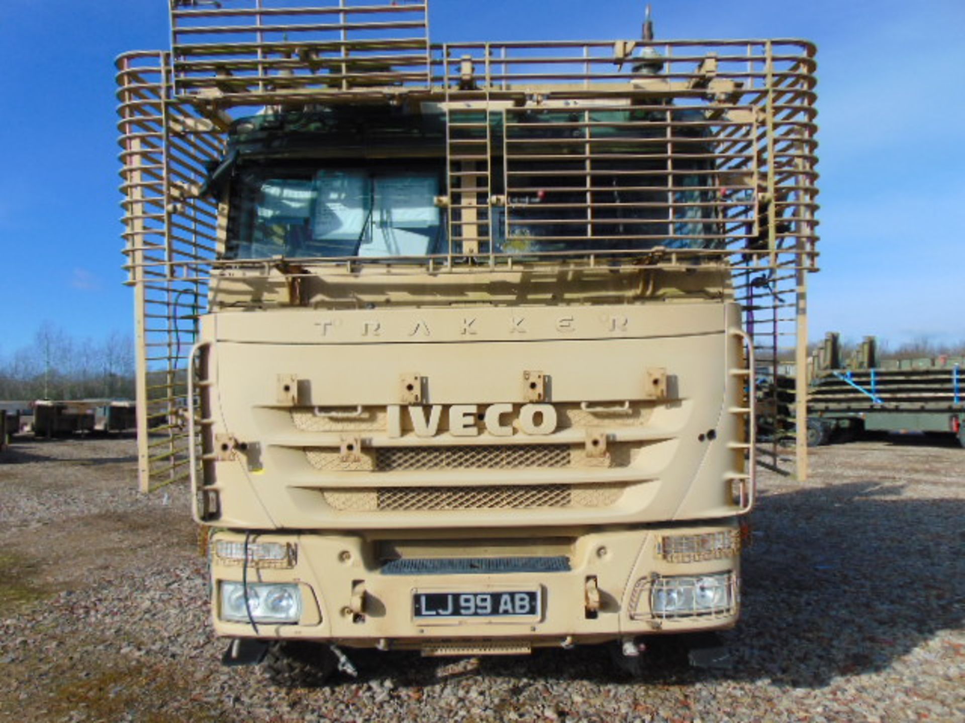 LHD Iveco Trakker 8x8 Self Loading Dump Truck - Bild 2 aus 19