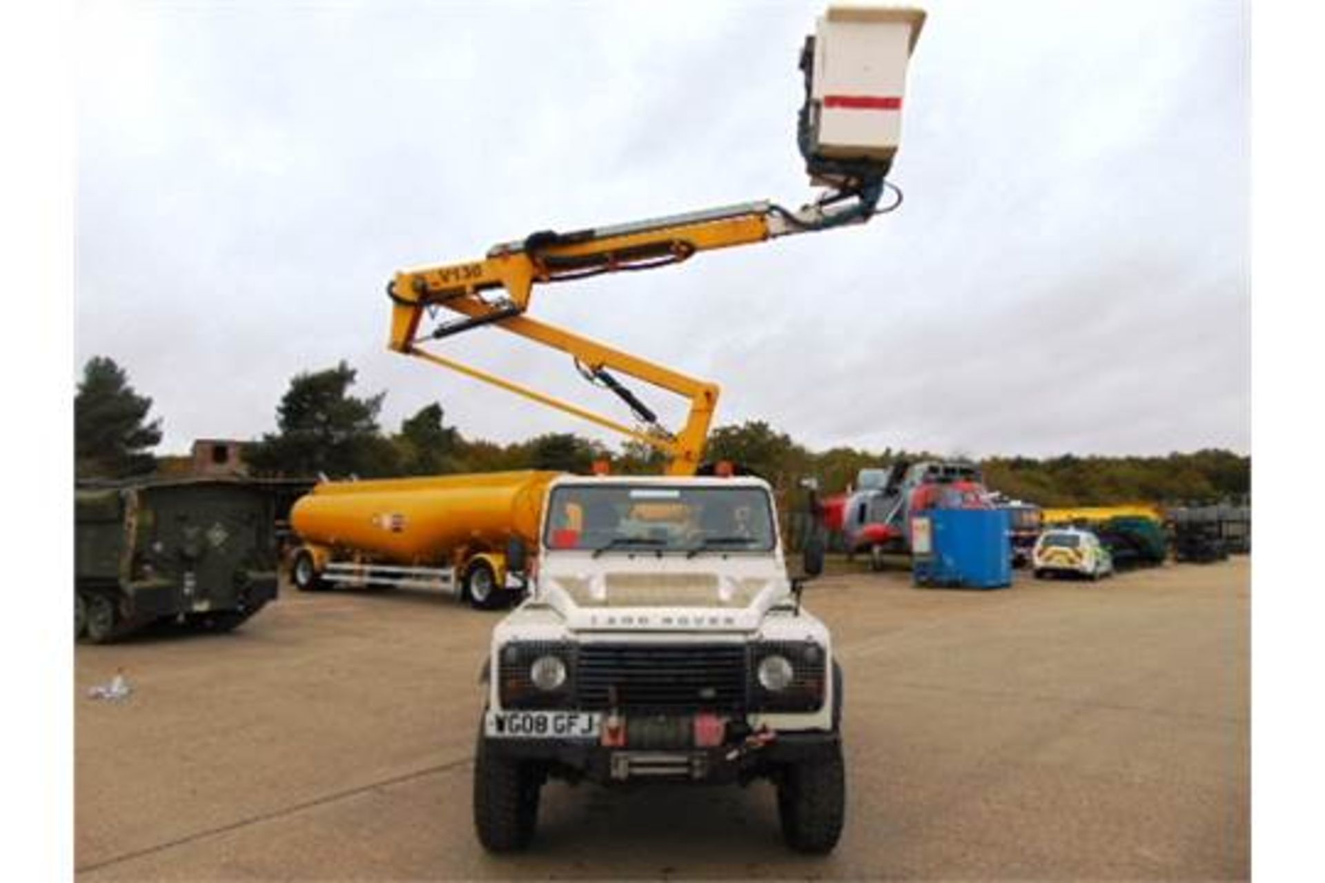 Land Rover Defender 110 High Capacity Cherry Picker - Bild 2 aus 34