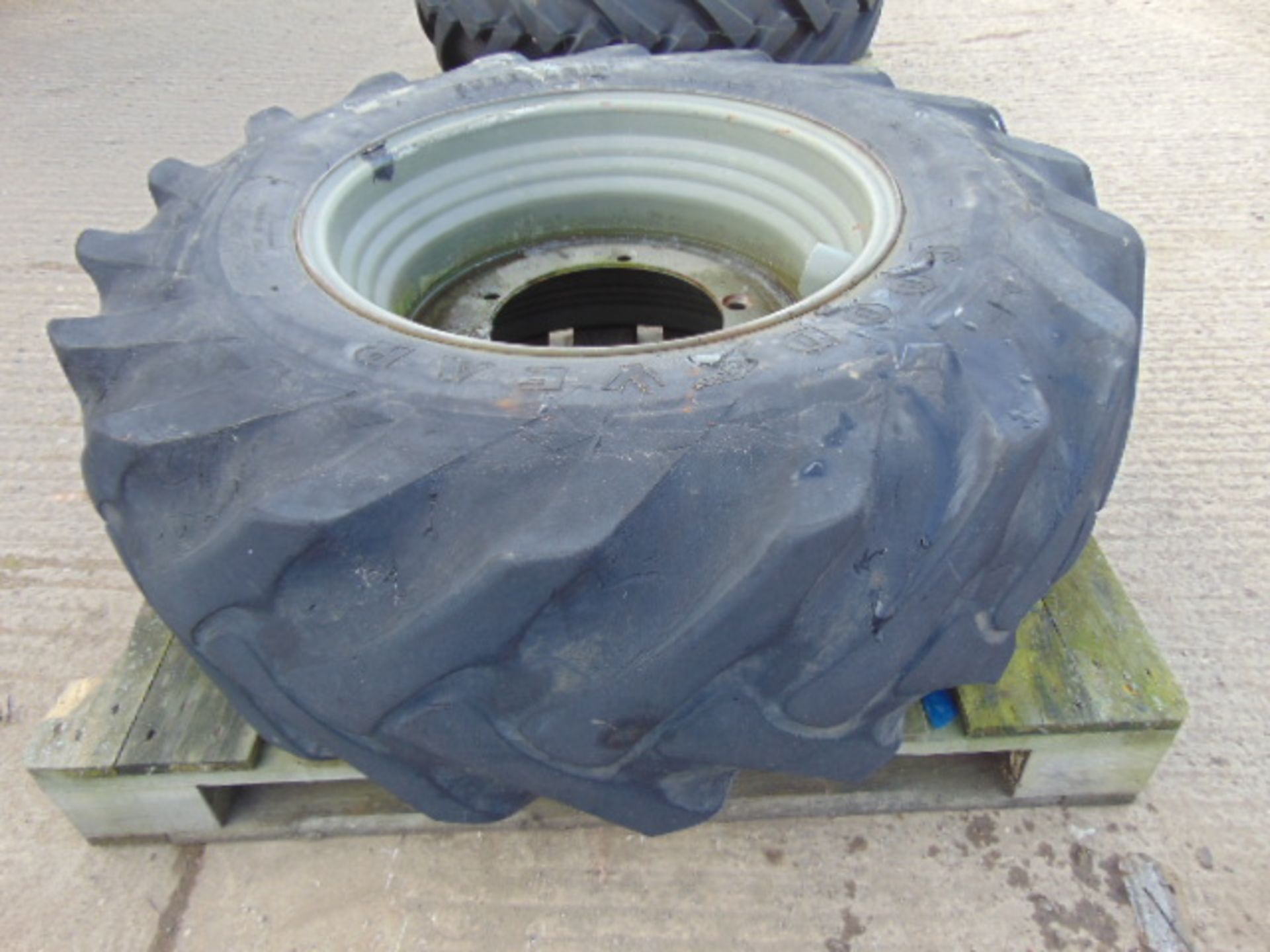 1 x Goodyear Sure Grip 15.5/80-24 Tyre C/W 5 Stud Rim