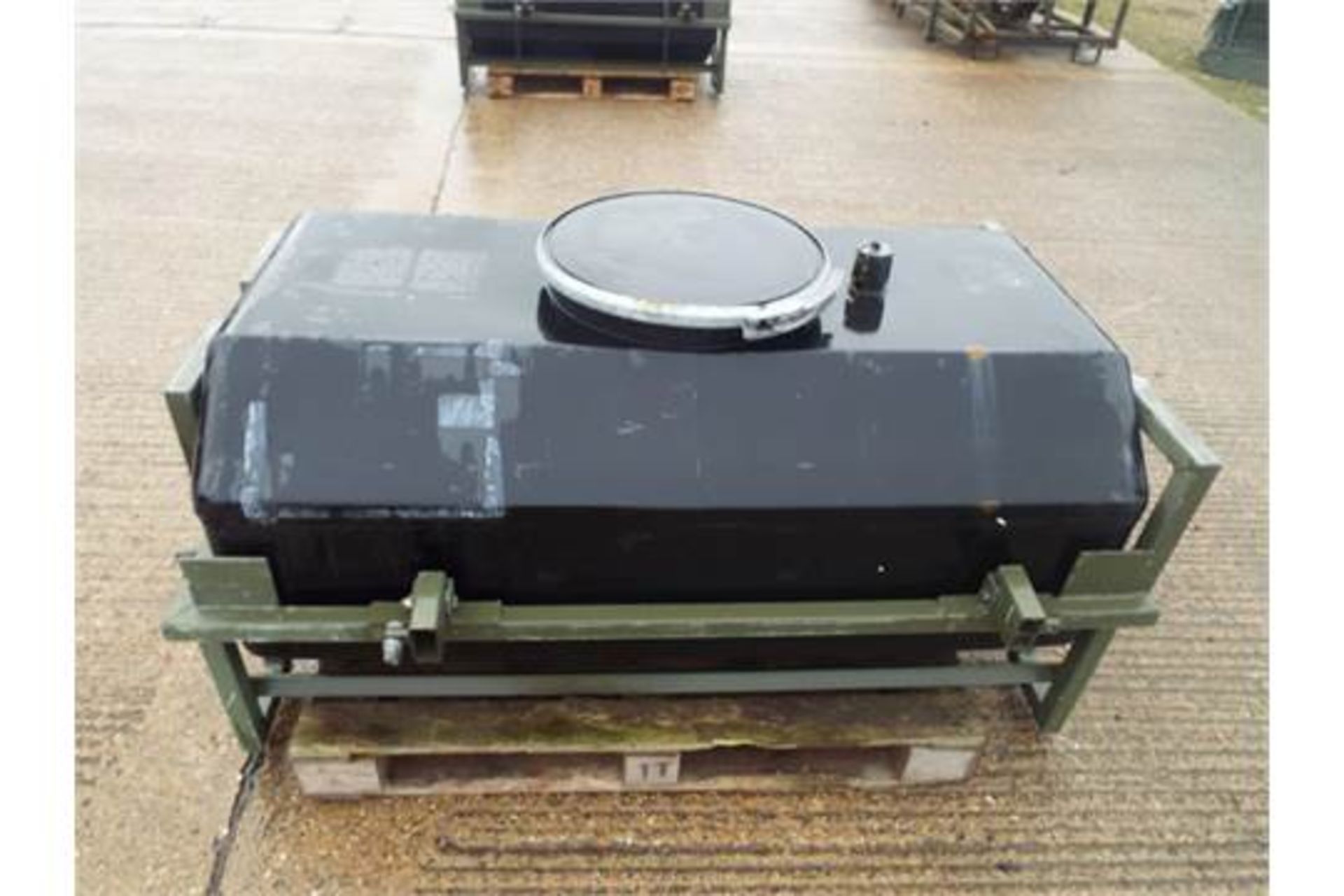 Trailer Mountable 100 Gallon Water Tank with Frame - Image 3 of 6