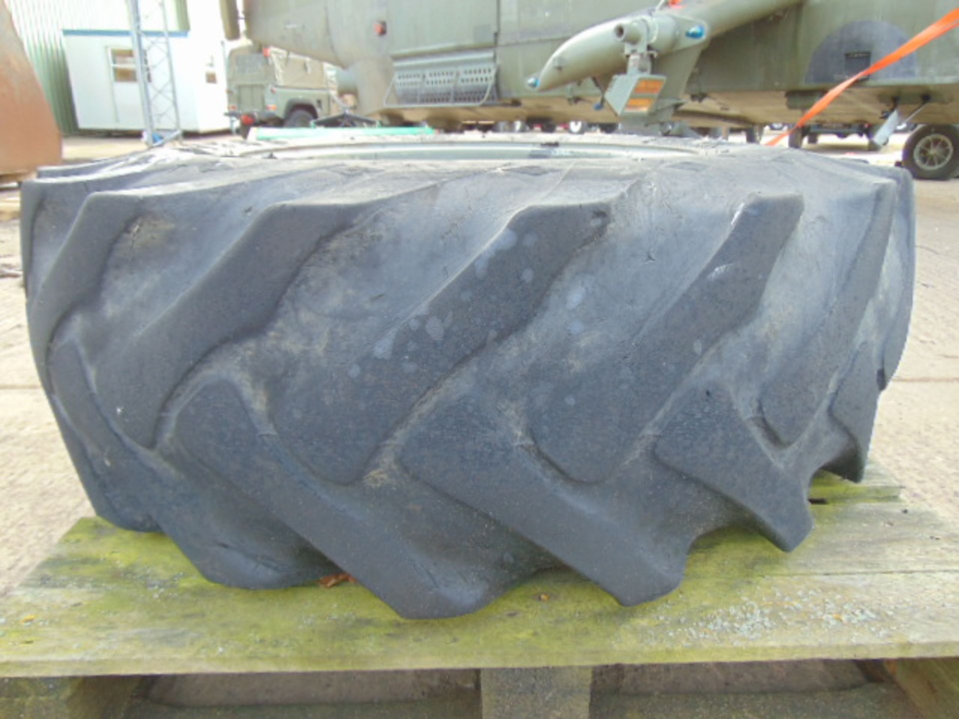 1 x Goodyear Sure Grip 15.5/80-24 Tyre C/W 5 Stud Rim - Bild 2 aus 6