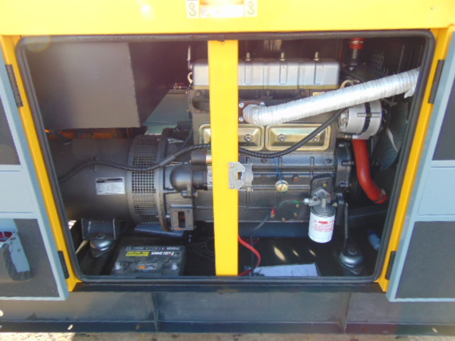 UNISSUED WITH TEST HOURS ONLY 30 KVA 3 Phase Silent Diesel Generator Set - Bild 5 aus 13