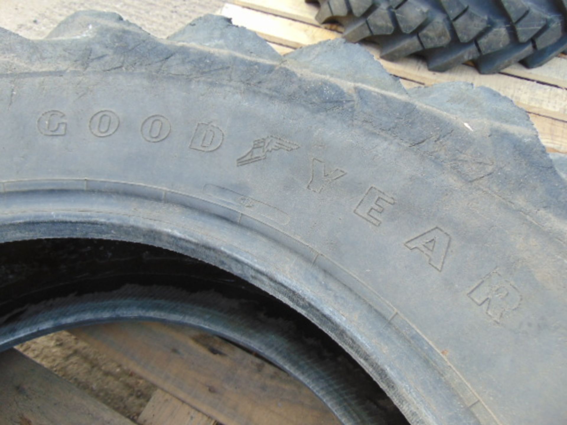 1 x Goodyear Industrial Sure Grip 16.9-28 Tyre - Image 4 of 6