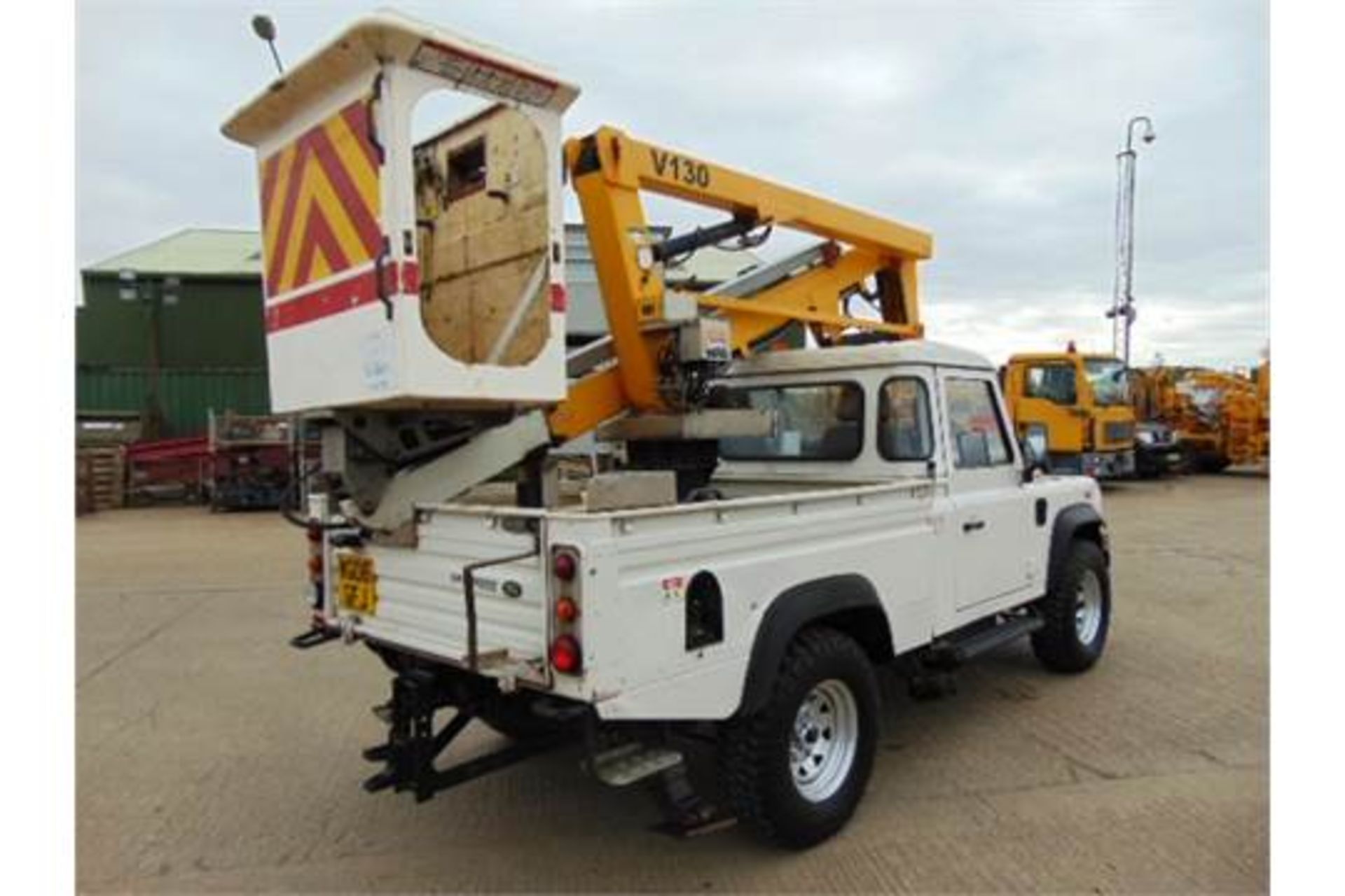 Land Rover Defender 110 High Capacity Cherry Picker - Bild 9 aus 34