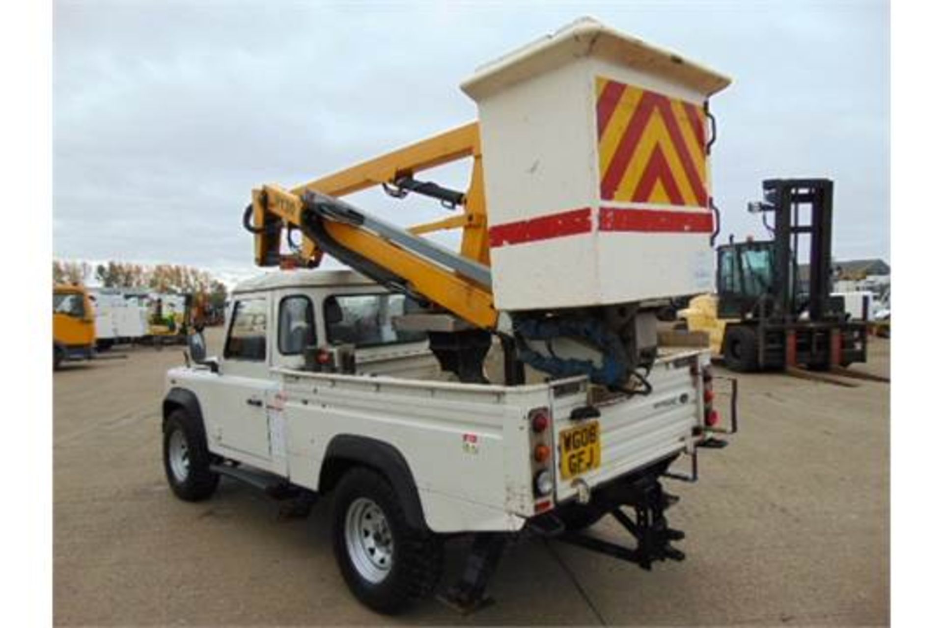 Land Rover Defender 110 High Capacity Cherry Picker - Bild 11 aus 34