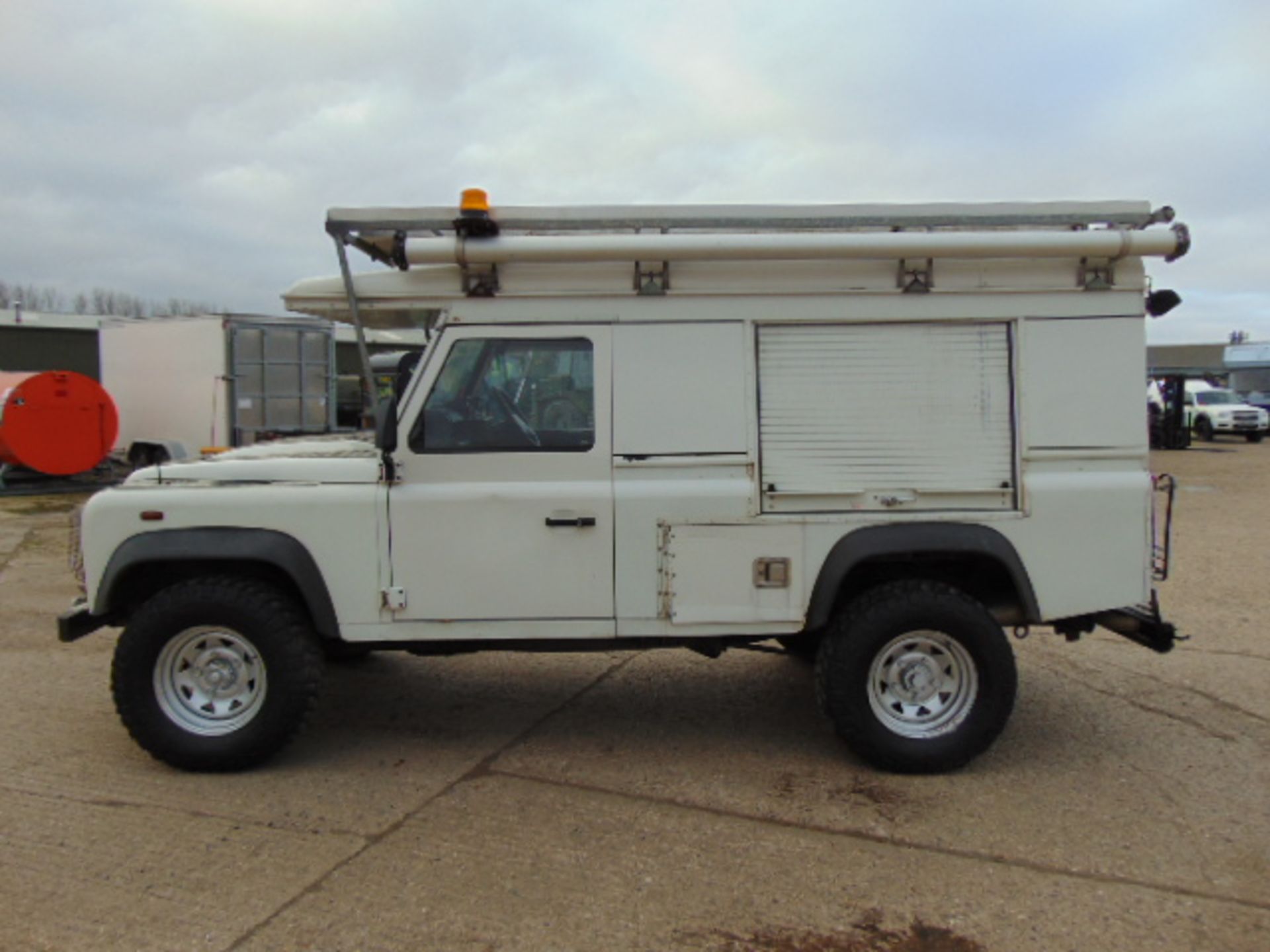 Land Rover Defender 110 Puma Hardtop 4x4 Special Utility (Mobile Workshop) complete with Winch - Bild 4 aus 22