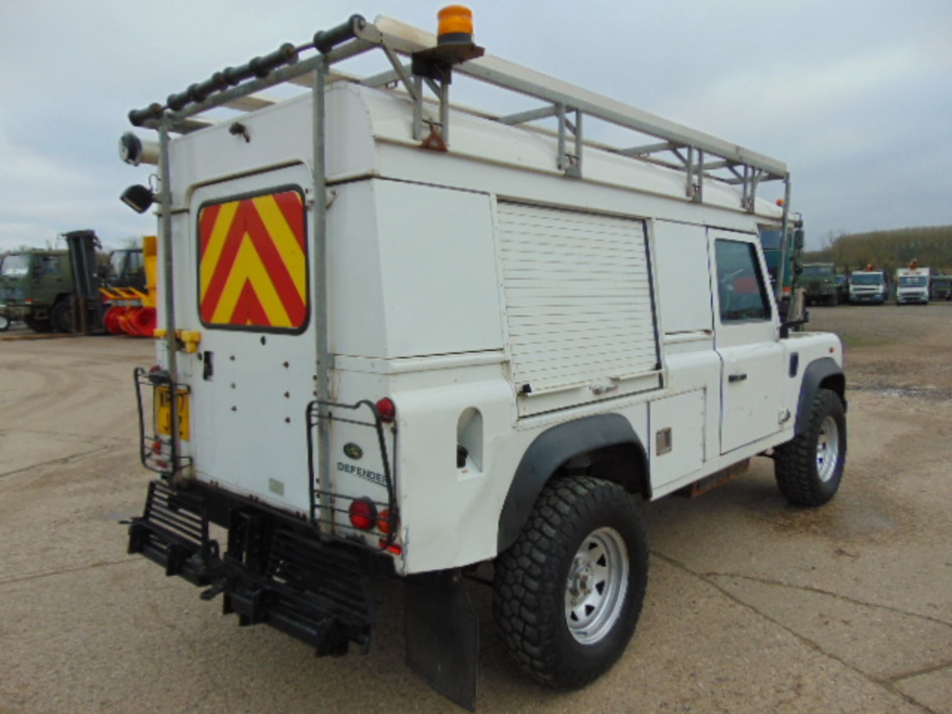 Land Rover Defender 110 Puma Hardtop 4x4 Special Utility (Mobile Workshop) complete with Winch - Bild 6 aus 22