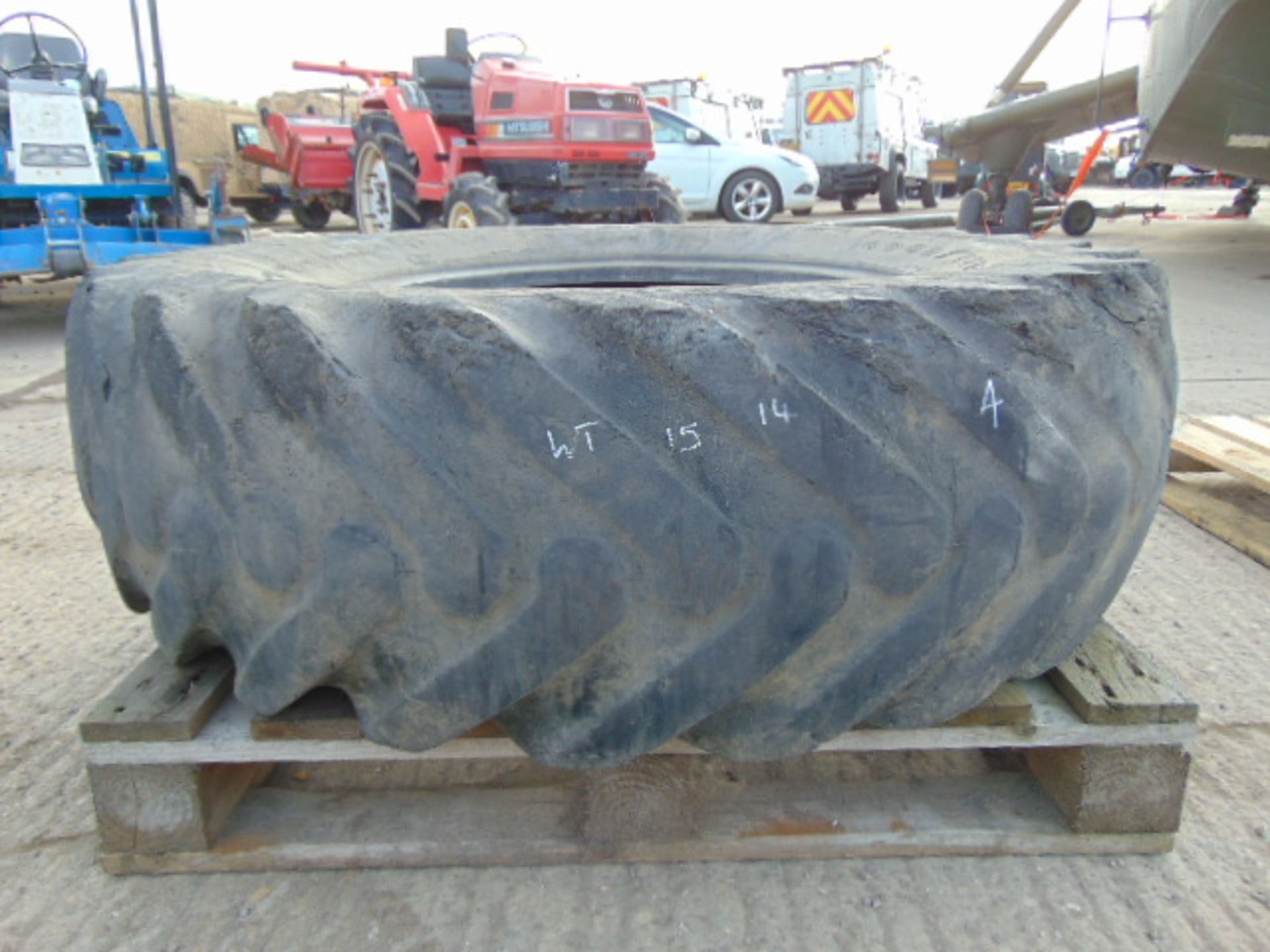 1 x Goodyear Industrial Sure Grip 16.9-28 Tyre - Image 2 of 6